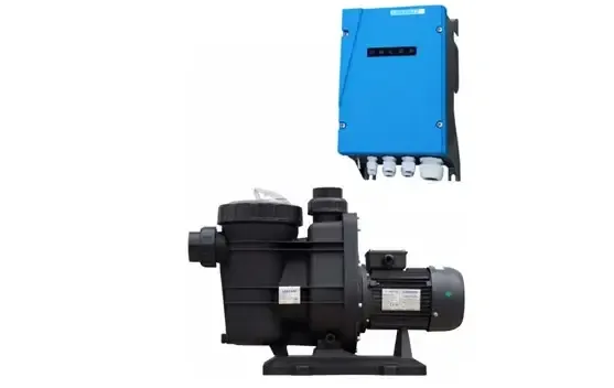 Lorentz solcellspumppaket PS2-1800 med hög efficiency max, blå rektangulär solpanelcontroller ovanför svart poolpump med elmotor och flera portar